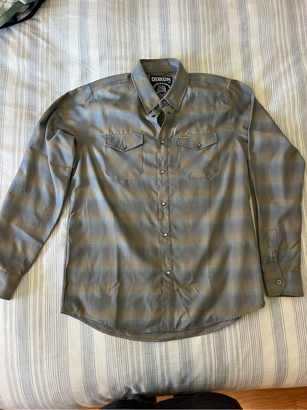 DIXXON Men's Gray Plaid Long-Sleeve Button-Up Shirt